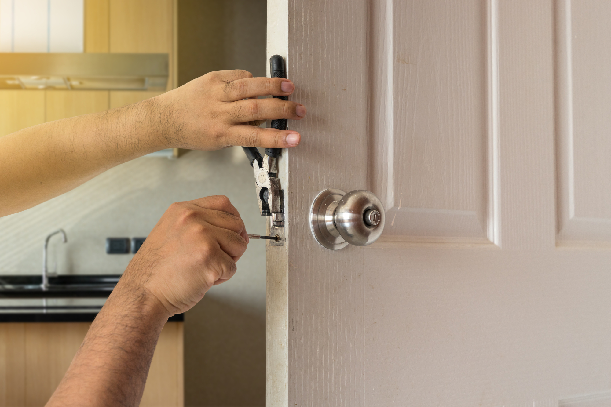 Locksmith Fix Door By Screwdriver